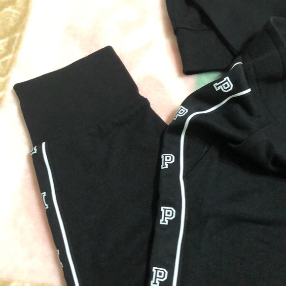 🎨 NWT VS Pink NWT black and white jogger pant - Picture 3 of 3